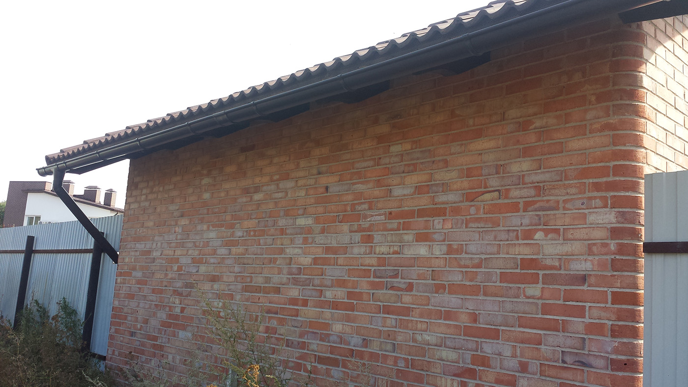 Красивый дом и забор из кирпича